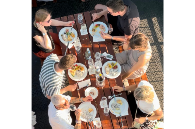 Wein & Dine_Gruppe_am_Tisch