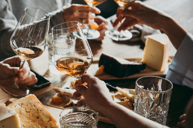 Wein & Dine_anstoßen