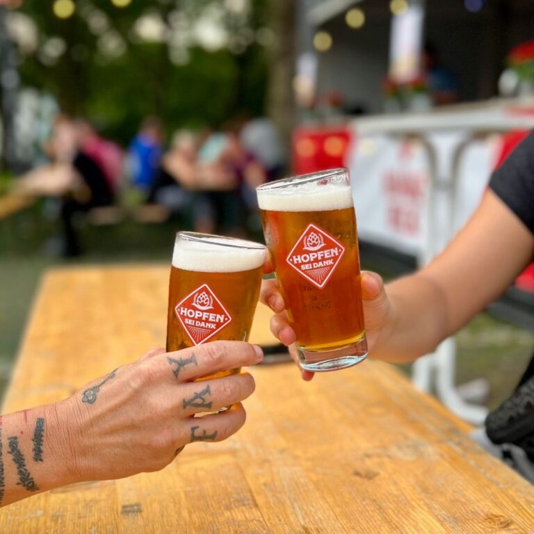 Biergläser mit Logo zur Kamera