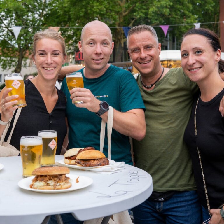 Gruppe lächelt in die Kamera