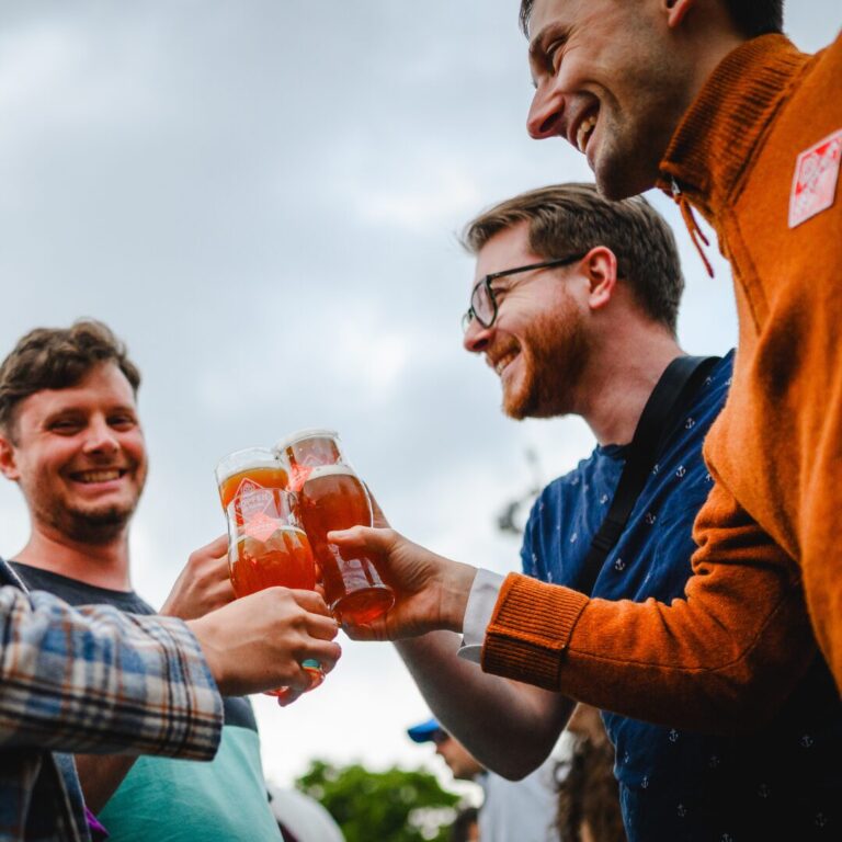 Besucher beim Festival der Dortmunder Bierkultur, die mit Bier anstoßen.