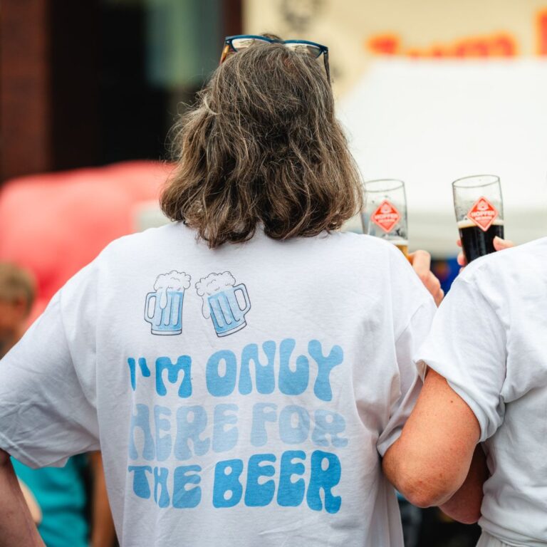 T-Shirt mit Slogan I'm only here for the Beer
