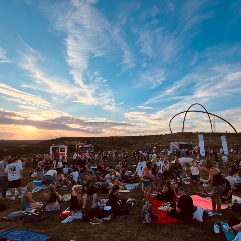 Menschen auf Picknickdecken auf der Halde Hoheward