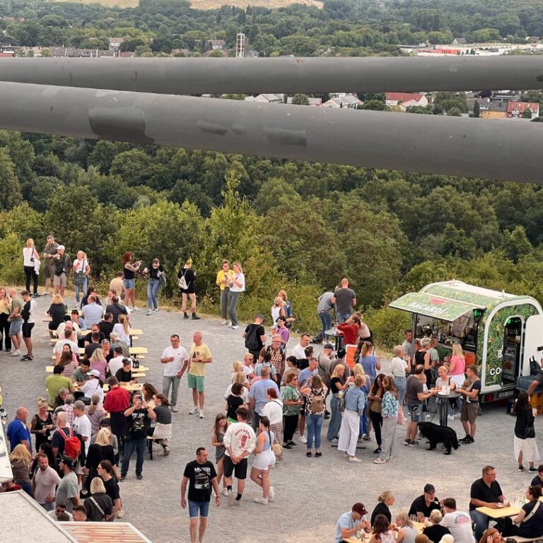 Halde Tetraeder mit Menschen