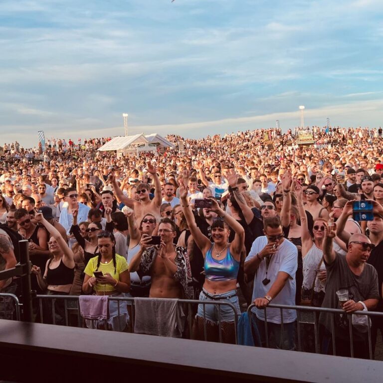Feiernde Menschen auf der Halde Hoheward
