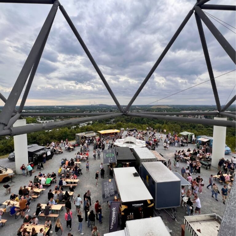 Halde Tetraeder mit Menschen und Food