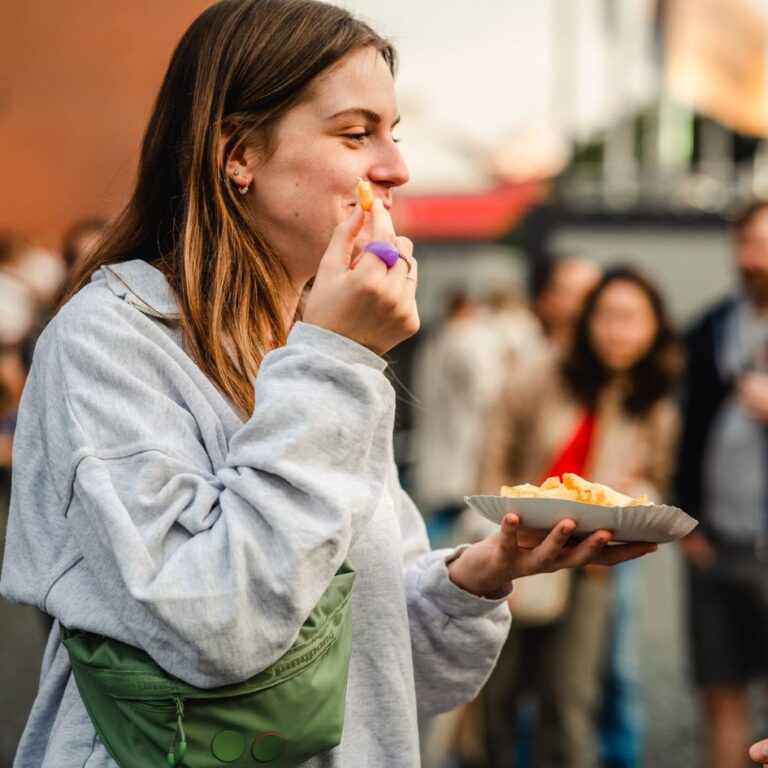 Frau glücklich am Pommes essen