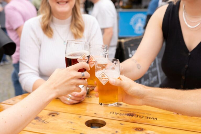 anstoßen mit Bier