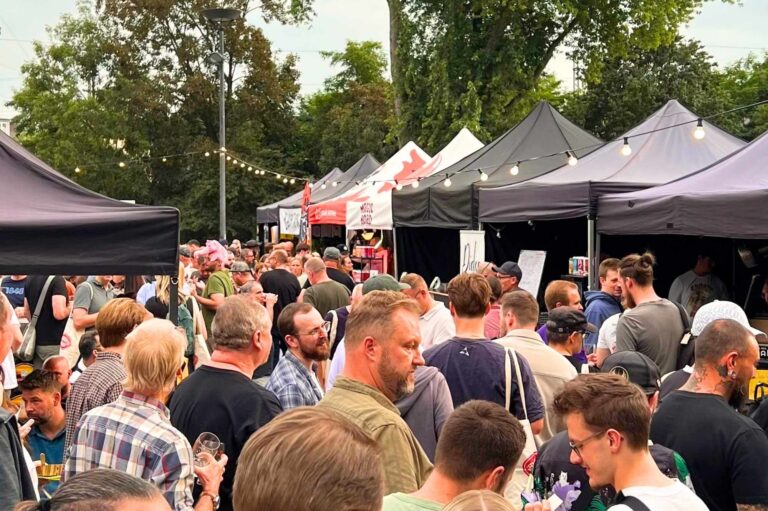 Menschen auf dem Hopfenfest